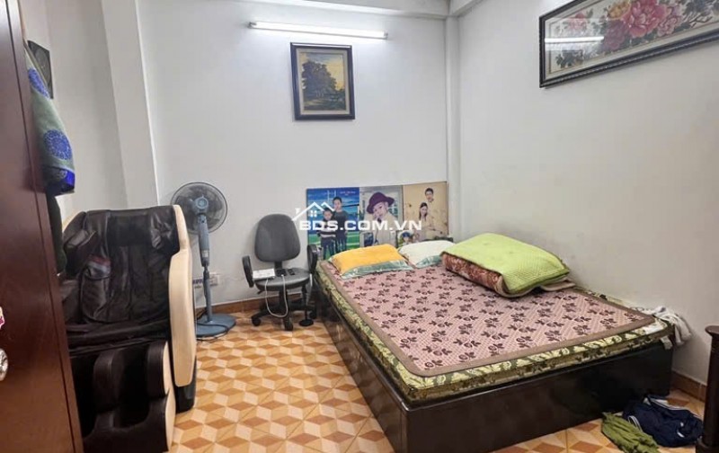 Nhà Cầu giấy - vị trí vàng, dân xây 4 tầng chắc chắn, sổ đỏ vuông đẹp